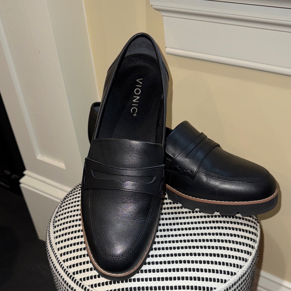 8 W Vionic Black Leather Loafers New condition